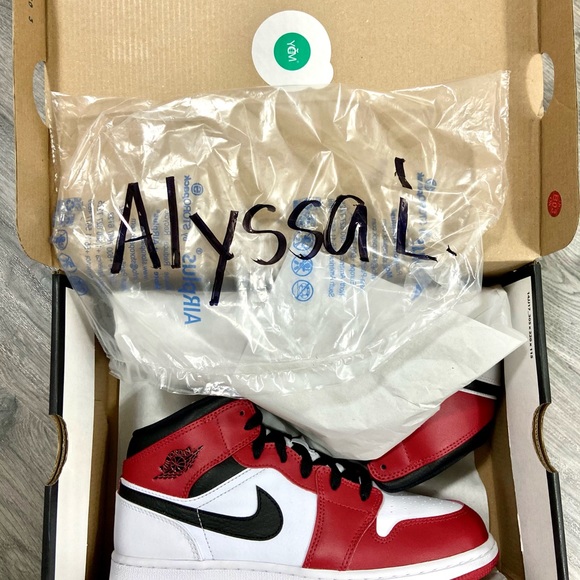 Jordan 1 mid chicago 8 women’s 7 youth - Picture 2 of 4